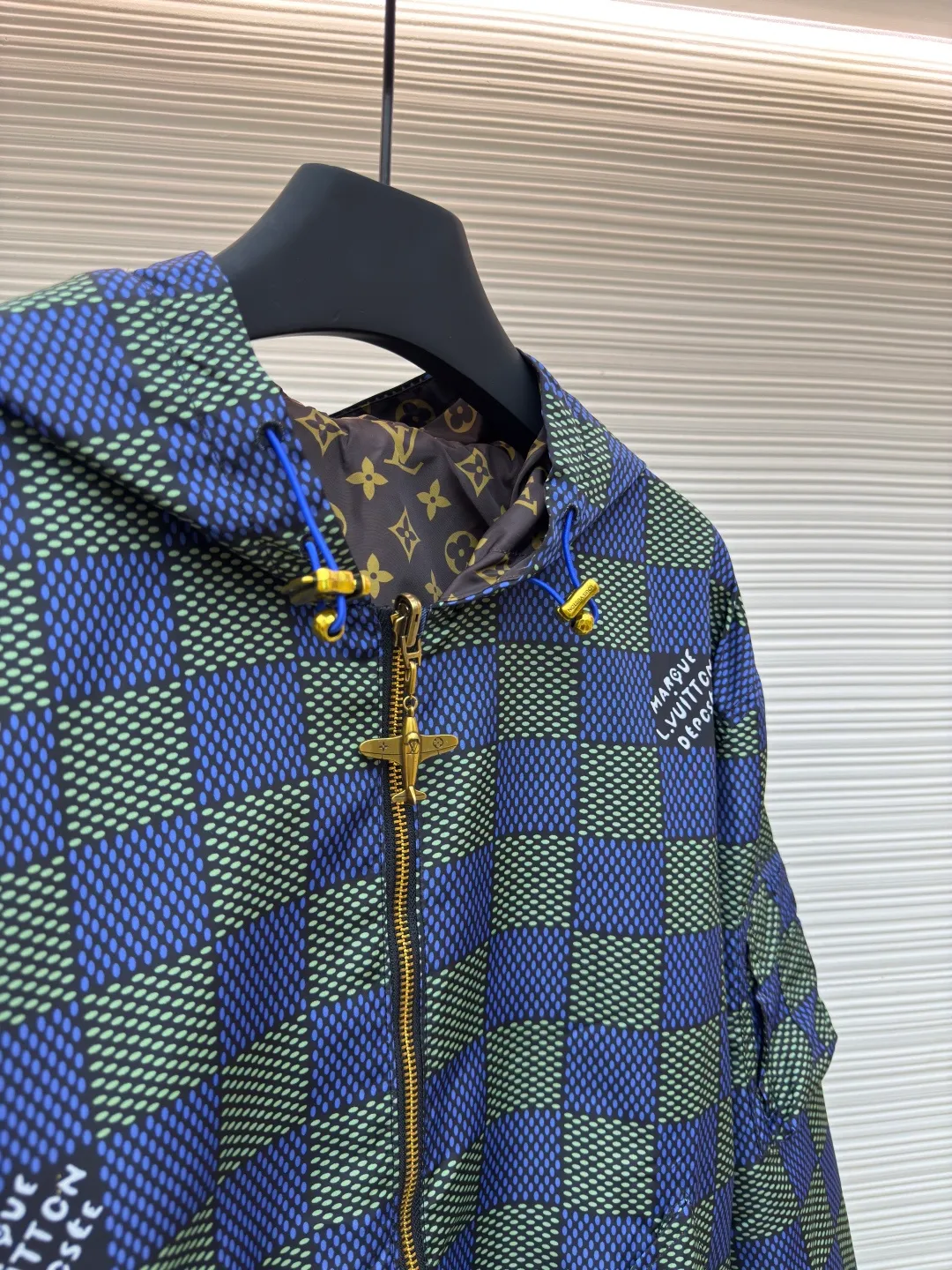 LOUIS VUITTON double-sided large checkerboard jacket ●Authentic product: Purchased and developed for 28500 ●Item number: 1680539-B70 ●Fabric: polyester fiber fabric ●Technology: Made on positioning cutting machine ●Version: Fitted version ●Weight: about 565 grams ●Size: S-M-L-XL ●Description: 100% recycled polyester fiber, double-sided design, with excellent windproof performance. Each side presents different brand elements. One side of the jacket is covered with a full-length Der jacquard texture, while the other side is plain and matte. The Der side is equipped with a flap, the Monogram side is equipped with selvage pockets, and a leather patch is embellished on the left chest, adding to the brand's unique style. From the 2025 spring and summer show, it interprets the Der plaid from a modern perspective, flipping it over to reveal the full-frame Monogram pattern. The aircraft-shaped metal zipper head is carefully engraved with brand elements, and its lightweight texture makes it easy to store. The overall wiring is straight and delicate, the fabric is comfortable and soft, and the color is consistent without color difference. It can be matched with the same style to create a fashionable look and control various occasions. Customized accessories, complete with three standards, same style for men and women!
